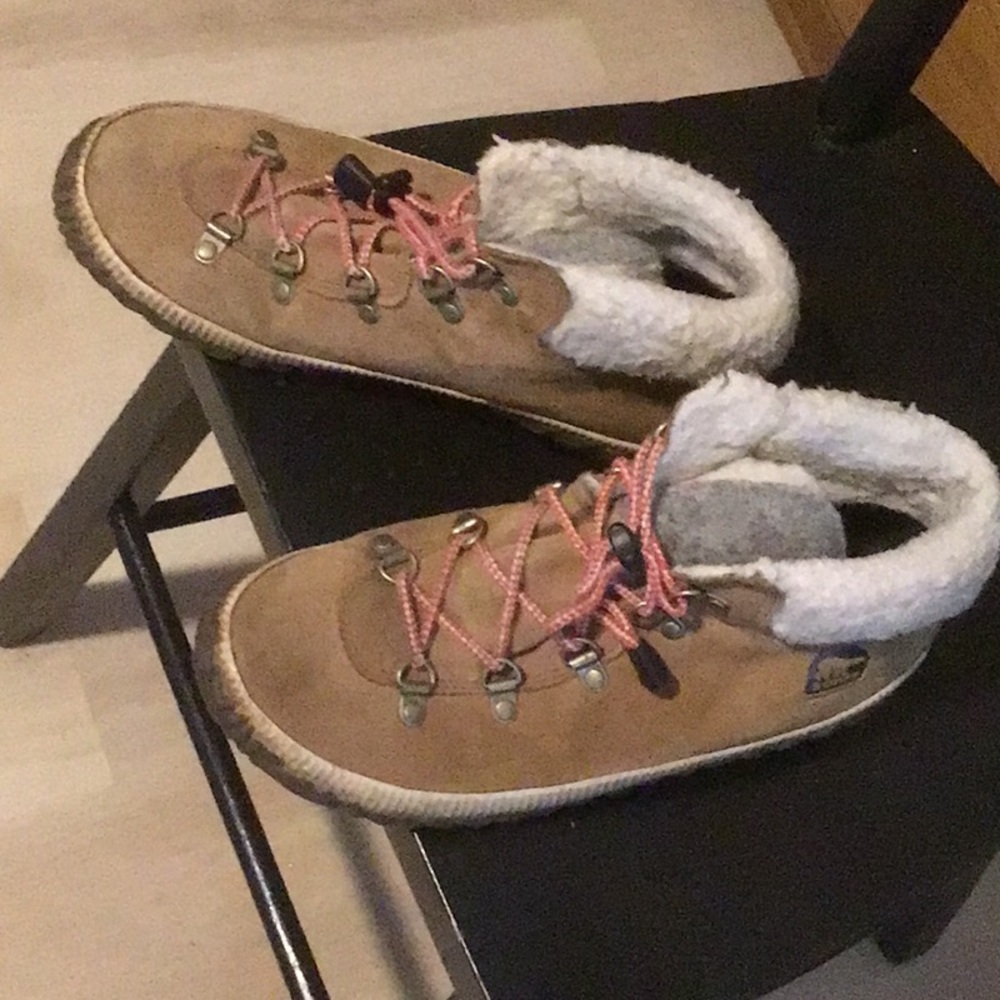 Cozy Tan Winter Boots with Pink Laces